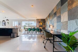 Dining - Stylish Condo Near Parks with Smart TV and WiFi (Ciudad de México)