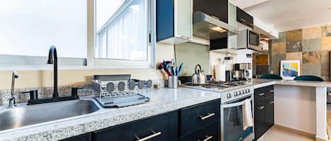 Réfrigérateur, four à micro-ondes, un four, surface de cuisson