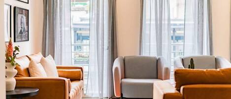 智能电视、办公室