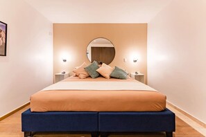 3 habitaciones, escritorio y tabla de planchar con plancha 