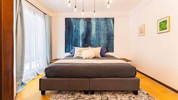 2 bedrooms, in-room safe, desk, iron/ironing board