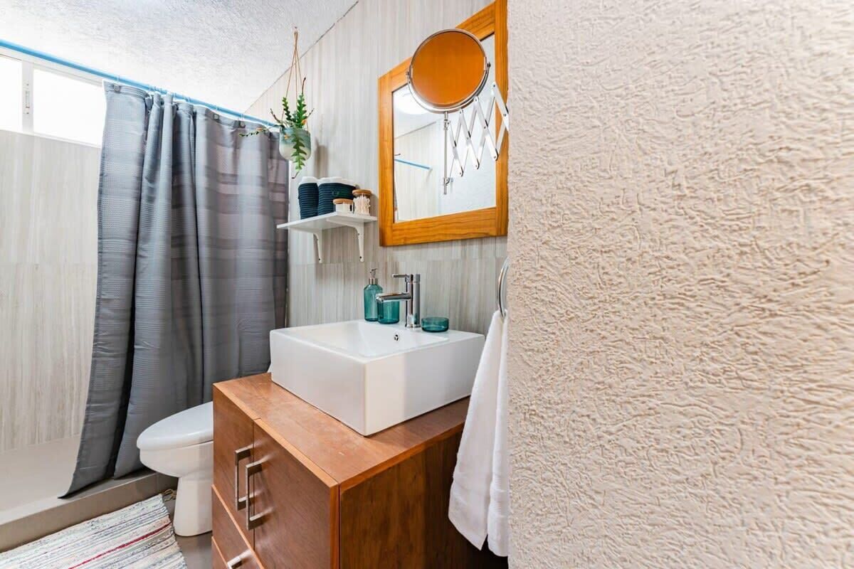 Shower, hair dryer, towels, shampoo