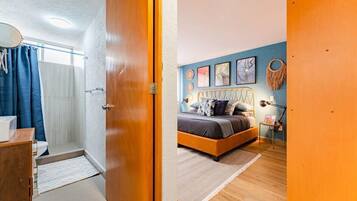 4 bedrooms, desk, iron/ironing board, travel crib