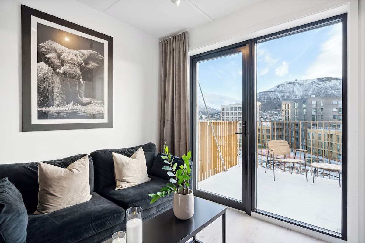 Grand Apartment | 3 bedrooms, down comforters, individually decorated