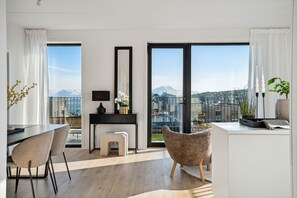 Appartement Deluxe | Aire de séjour | Téléviseur connecté, services de diffusion en continu