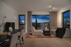 Appartement Deluxe | Aire de séjour | Téléviseur connecté, services de diffusion en continu