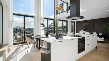 Condo exclusivo | Cocina privada | Refrigerador con congelador, horno, parrilla de estufa y lavavajillas