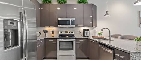 Kühlschrank, Mikrowelle, Ofen, Herdplatte