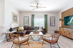 Smart TV, video games - New Near Disney Lake View Pool Mario Sleeps 10 (Kissimmee)