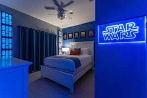 5 bedrooms, iron/ironing board, travel cot, free WiFi - New Near Disney Lake View Pool Mario Sleeps 10 (Kissimmee)