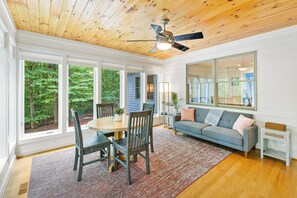 Dining - 4BR/2.5BA on 5 acres near Bold Rock Cidery & Devils Backbone (Nellysford)