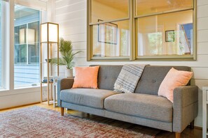 Smart TV, ping pong, books, stereo - 4BR/2.5BA on 5 acres near Bold Rock Cidery & Devils Backbone (Nellysford)