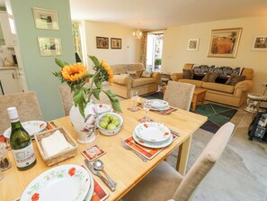 Dining - Garstons Barn (Newport)