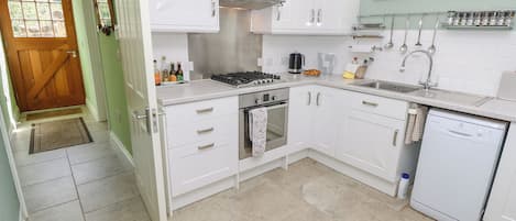 Kjøleskap, oppvaskmaskin, vannkoker og brødrister