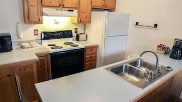 Cabin, 2 Bedrooms | Private kitchen | Fridge, oven, coffee/tea maker, toaster