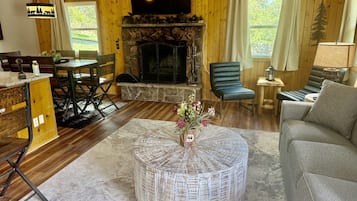 Cabin, 2 Bedrooms | Living area