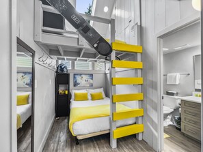 4 bedrooms, laptop workspace, iron/ironing board, free WiFi - Hidden Haven At Apache Trail! 4 Bedroom Townhouse by RedAwning (Park City)