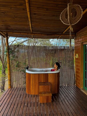 Bungalow | Outdoor spa tub - Bangalô Ametista (Alto Paraíso de Goiás)