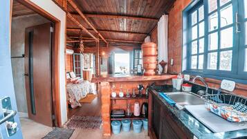 Bungalow | Yksityinen keittiö | Täysikokoinen jääkaappi, uuni, tehosekoitin, paistolaatta