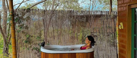 Bungalow | Outdoor spa tub