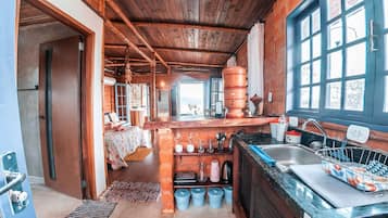 Bungalow | Privat køkken | Køleskab/fryser i fuld størrelse, ovn, blender, bordgrill