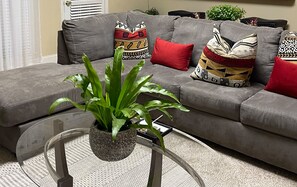 Smart TV, fireplace - Cazenitah: The Ideal Getaway, Corporate 3BR in Prime Location and Neighborhood (Jamestown)