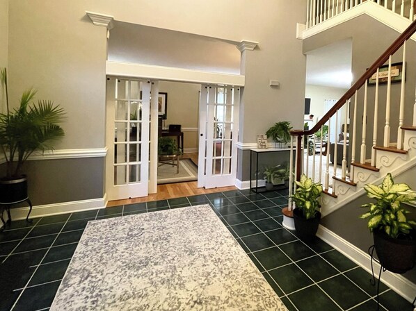 Interior - Cazenitah: The Ideal Getaway, Corporate 3BR in Prime Location and Neighborhood (Jamestown)