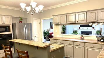 Geladeira, micro-ondas, fogão, cooktop