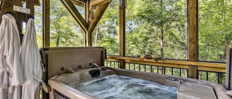 Outdoor spa tub