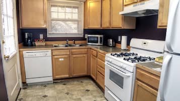 Townhome, 2 Bedrooms | Private kitchen