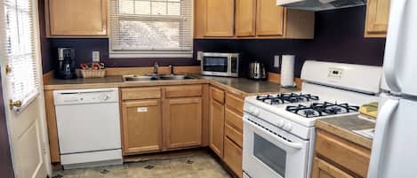 Townhome, 2 Bedrooms | Private kitchen