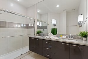 Casa de ciudad, 3 habitaciones | Baño | Toallas y shampoo 