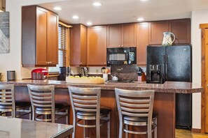 Condo, 2 quartos | Cozinha privada | Fogão, cafeteira/chaleira