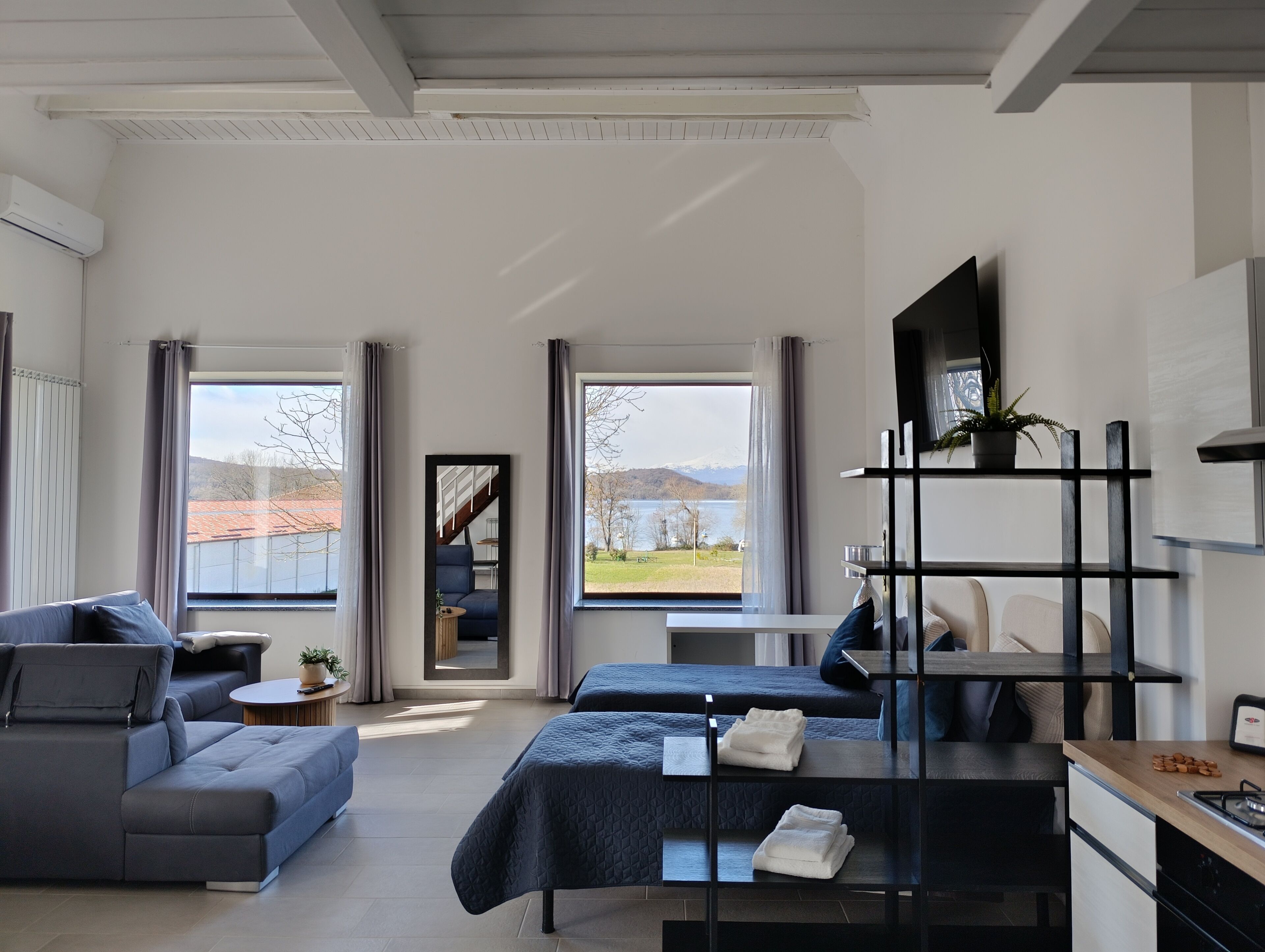 Deluxe Studio Suite | Lake view
