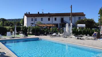 Piscina stagionale all'aperto, ombrelloni da piscina, lettini