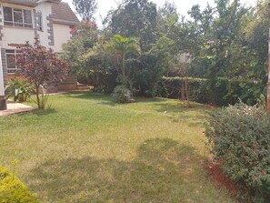 Property grounds - Serene loft style guest house close to Karura forest and diplomatic blue zone. (Nairobi)