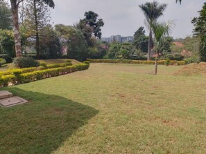 Property grounds - Serene loft style guest house close to Karura forest and diplomatic blue zone. (Nairobi)