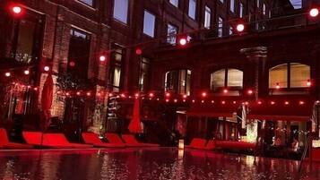 Una piscina al aire libre, sombrillas