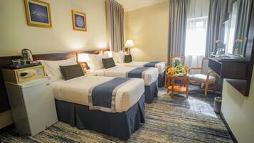 Standard-Dreibettzimmer | Badezimmer | Hausschuhe