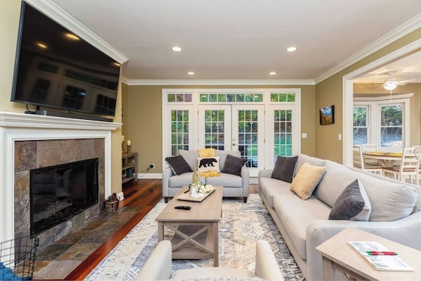 Table football, stereo - Sip 'n Ski: Hot Tub Foosball Pool Table Ping Pong (Nellysford)