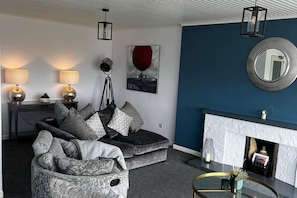 TV - Immaculate sea View 4-bed House in Portstewart (Portstewart)