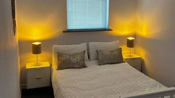 4 bedrooms, iron/ironing board, free WiFi, bed sheets