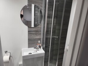 Shower - Stunning Well Decorated 1bed Apartment in Dartford (Dartford)