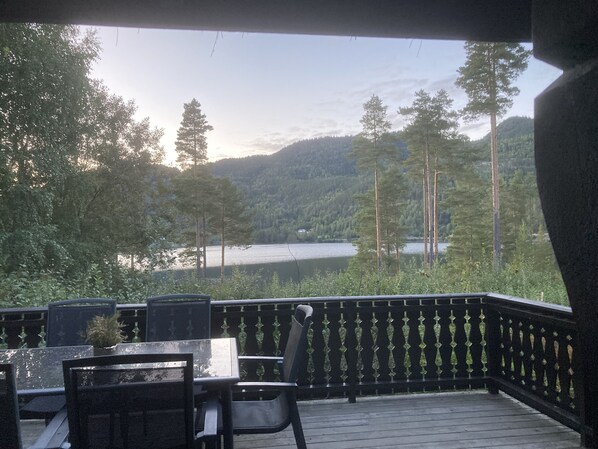 Outdoor dining - Hout Chalet aan het Meer Vlakbij ski Gebied Vrådal op 12 km (Vråliosen)