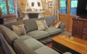 Smart-TV, Kamin, DVD-Player, Bücher