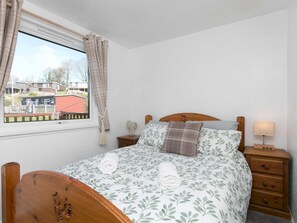 2 bedrooms, iron/ironing board, free WiFi, bed sheets - Comfortable 2 Bed Riverside Chalet near Snowdonia - Pass the Keys (Caernarfon)