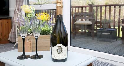 Comfortable 2 Bed Riverside Chalet near Snowdonia - Pass the Keys