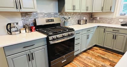 Bimbadeen Loft: Huge Open Plan 2-bedroom! Bring the boat, kids, and the dog!