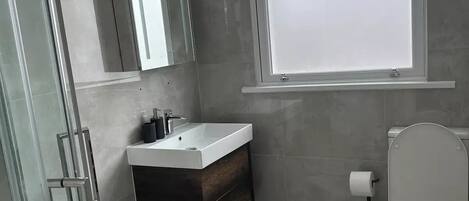 Serviettes fournies, savon, papier toilette