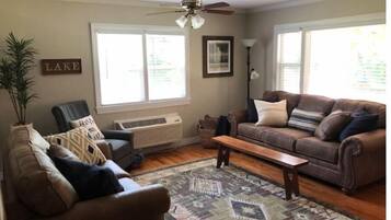 Televisión, reproductor de DVD y videoteca